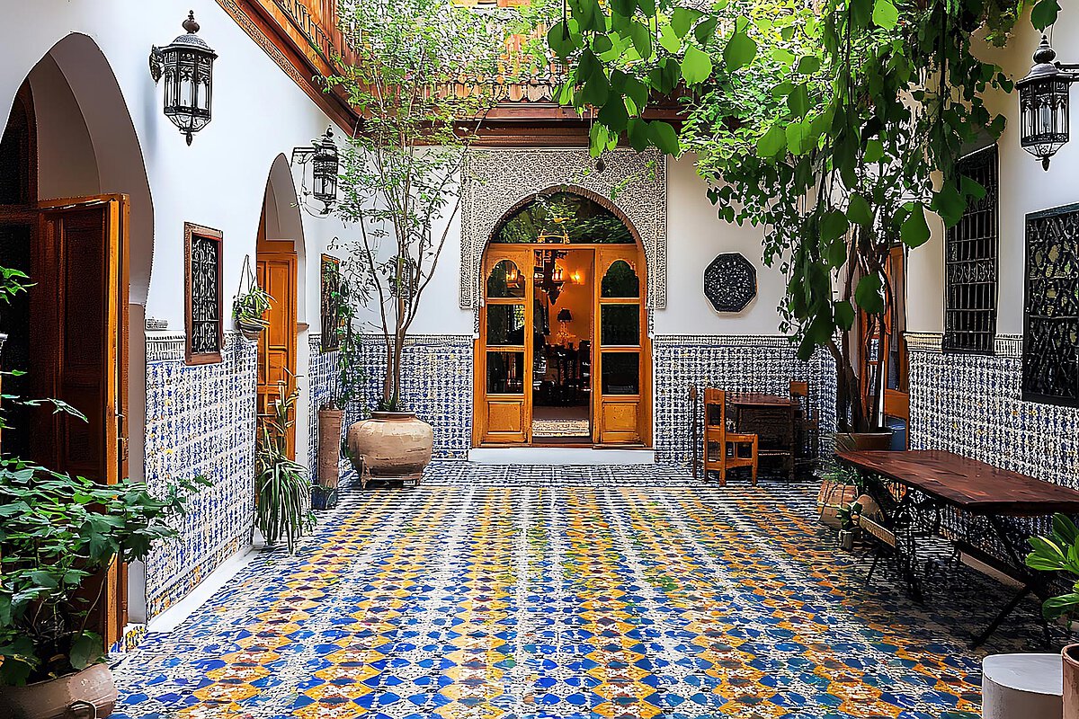A typical Moroccan holiday home, one sees the entrance with classical elements of Moroccan architecture.
